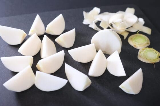 かぶを皮をむいてくし形に切る下ごしらえ