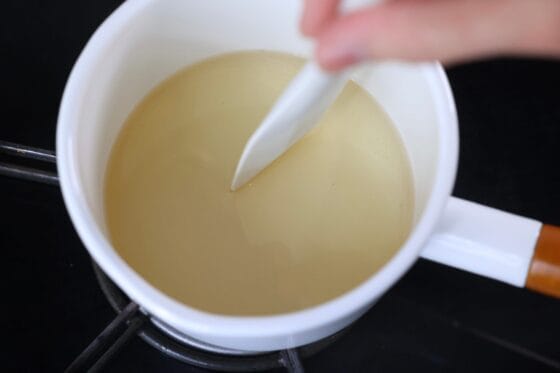 米酢と砂糖と塩を鍋で混ぜてピクルス液を作る