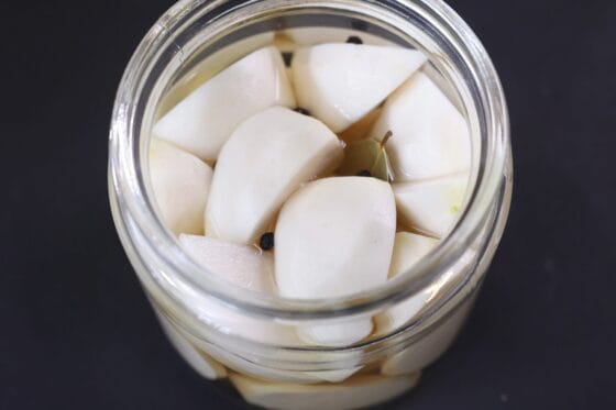 保存容器にかぶと香辛料を入れてピクルス液を注ぐ