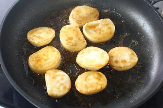 かぶに調味料を絡めて照りを出す