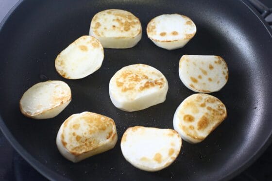 裏返したかぶをこんがり焼く