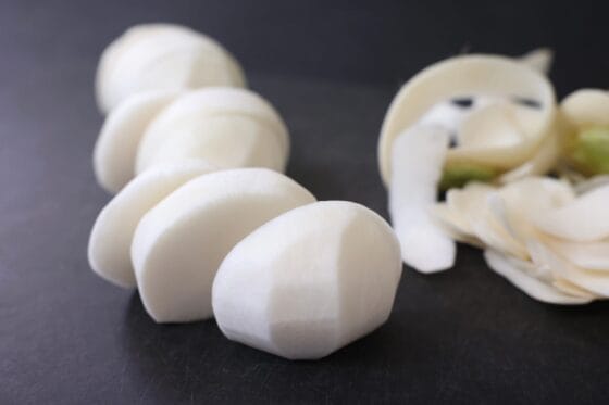 かぶの皮を厚めにむいて2cm厚さに切る