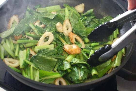 小松菜の葉と調味料を加えて手早く炒め合わせる