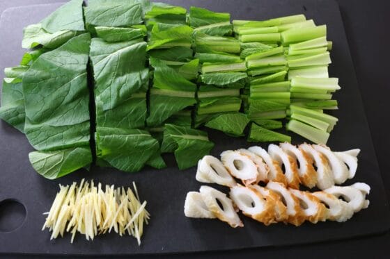 小松菜を切り、ちくわと生姜を下ごしらえする
