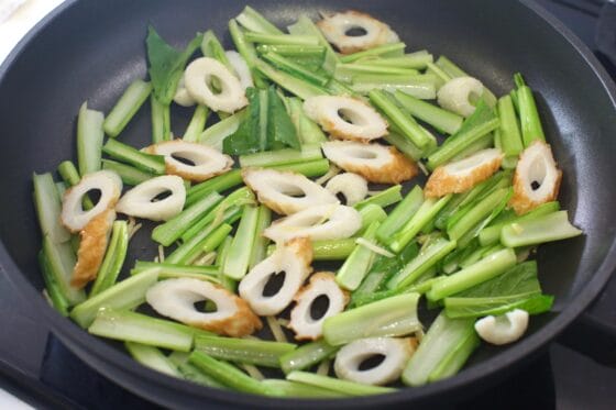 小松菜の茎とちくわをフライパンで炒める