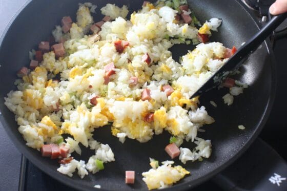 焼き豚と長ねぎを加えて炒める