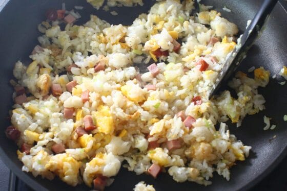 強めの中火で仕上げるラードチャーハンの最終工程