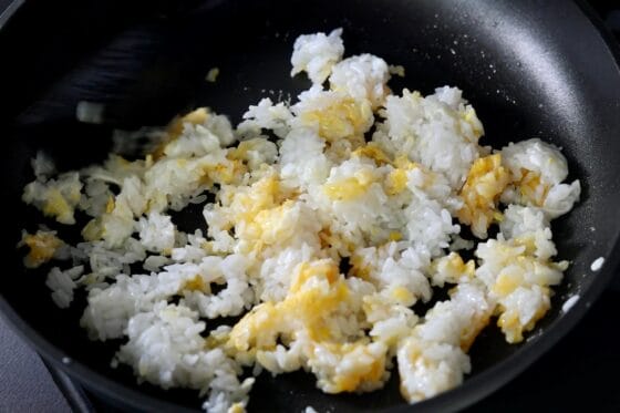 卵の上にご飯をのせて切るように混ぜる