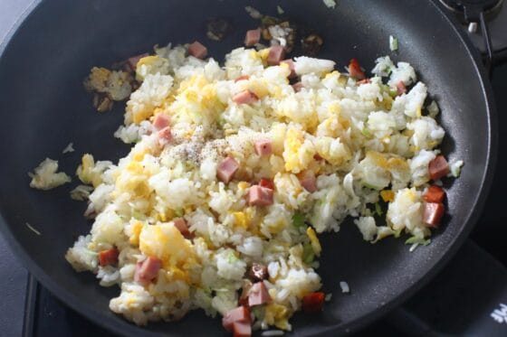 塩こしょうと醤油を加える