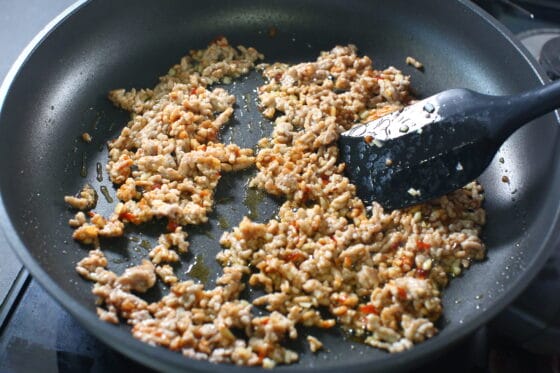 豆板醤を加えて炒める