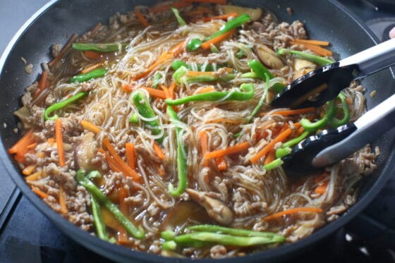 ピーマンを加えて仕上げる