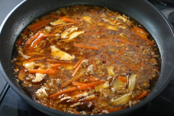 調味料と水を加えて煮立てる