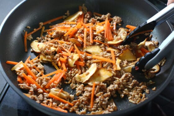 にんじんとしいたけを炒める