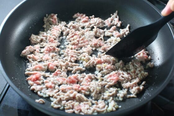 豚ひき肉を炒めてほぐす