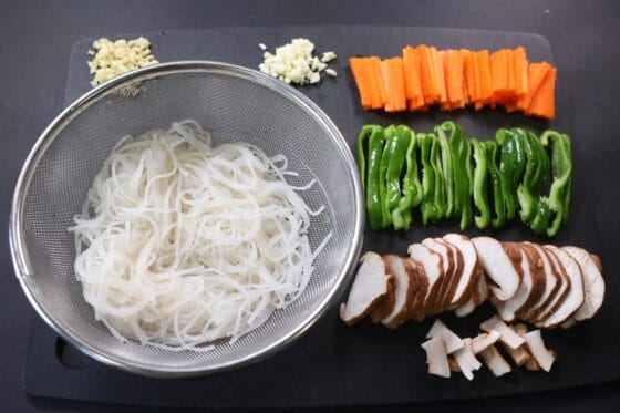 麻婆春雨の材料を切りそろえる