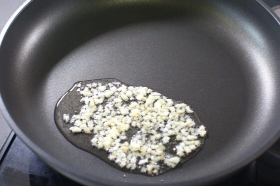にんにくと生姜を油で炒める