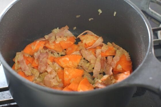 にんじんを加えて炒める