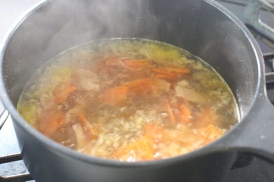 スープで煮てマカロニを加える