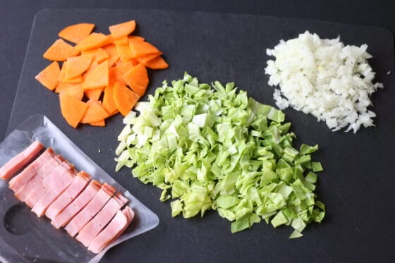 マカロニスープの具材を切る