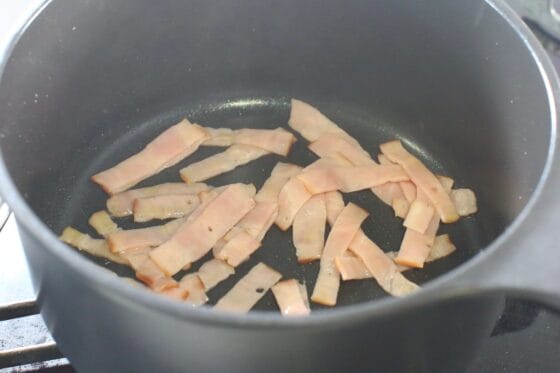 ベーコンを炒めて脂を出す