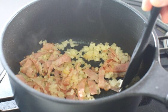 玉ねぎを透明になるまで炒める