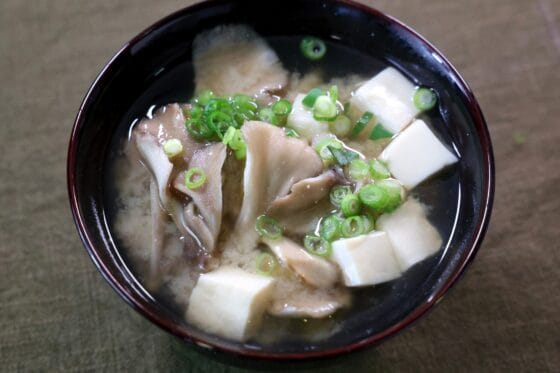 舞茸の味噌汁の作り方｜だしで香りを引き出す基本レシピとコツ