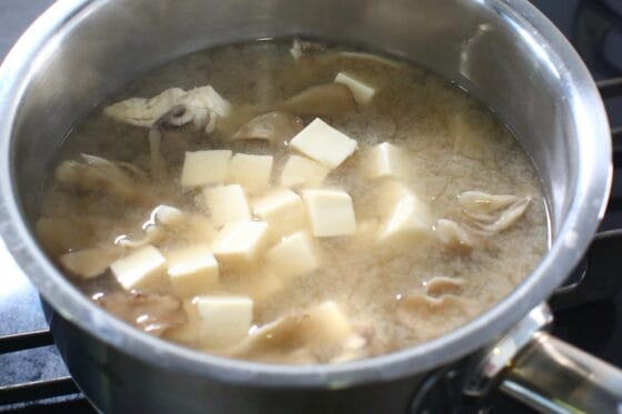 味噌が溶けた舞茸と豆腐の味噌汁