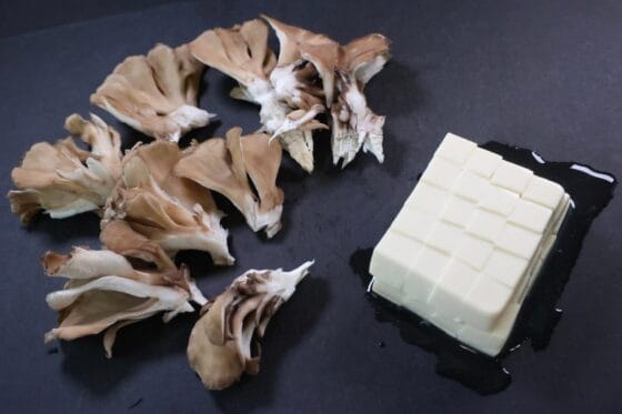 舞茸をほぐし絹豆腐を角切りにする