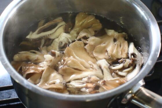 舞茸をだしで中火で2〜3分煮る