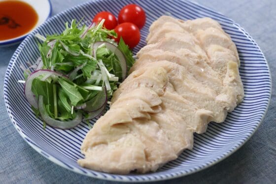 蒸し鶏の基本レシピ｜フライパンでしっとりやわらかく仕上げる作り方