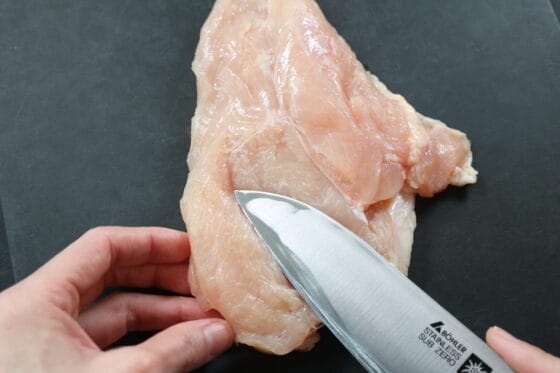 蒸し鶏用の鶏むね肉に切り込みを入れて厚みを均一にする