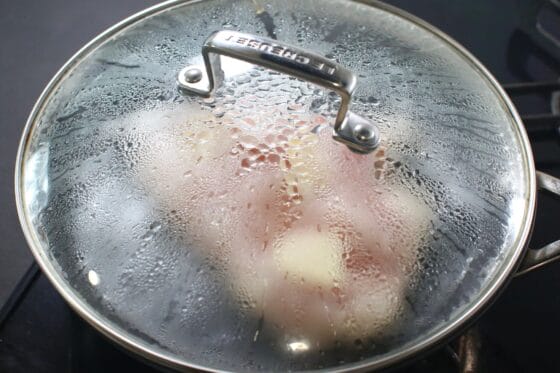 フタをして蒸し鶏を中火から弱火で蒸す