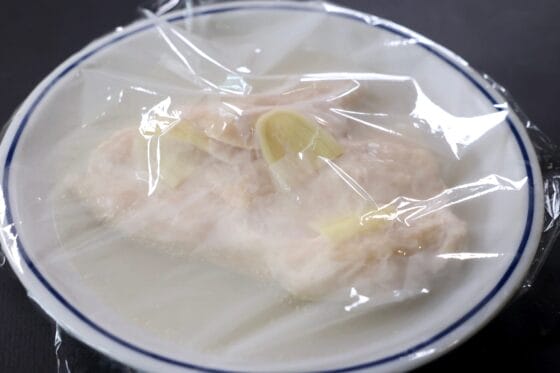 弱火で蒸した蒸し鶏の加熱後の状態