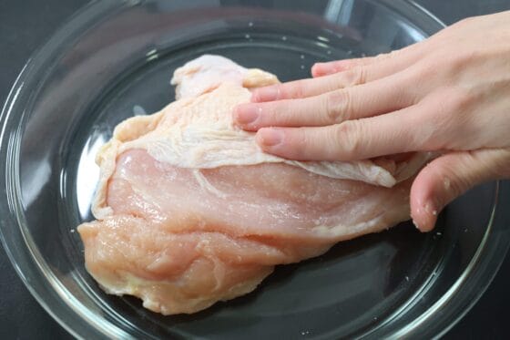 蒸し鶏の鶏むね肉に塩を均一にまぶす