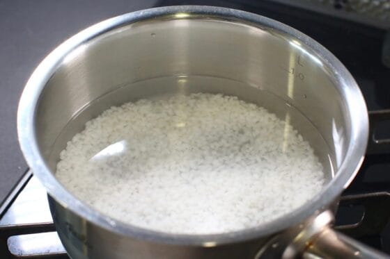 鍋に米と水を入れて火にかける