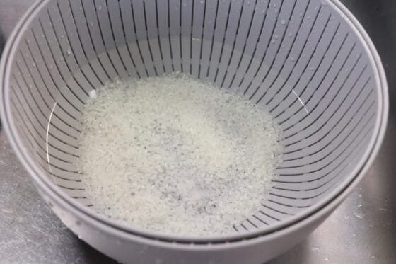 おかゆの米を水に浸水させる