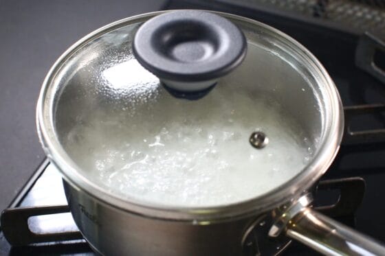 ふたをしておかゆを蒸らす