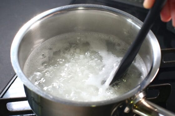 沸騰したら底から大きく混ぜる