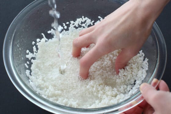 おかゆ用の米をやさしく研ぐ