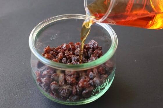 レーズンにラム酒を注いで焼き菓子用のラムレーズンを作る