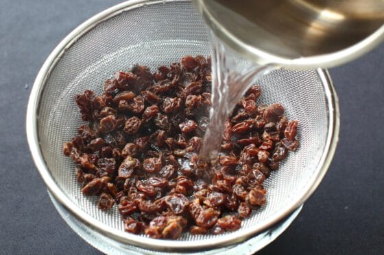 レーズンに熱湯をかけるラムレーズンの下処理