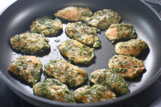 青のりをまぶしたささみをフライパンに並べる