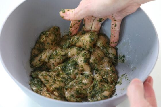 ささみに青のりと片栗粉をまぶす