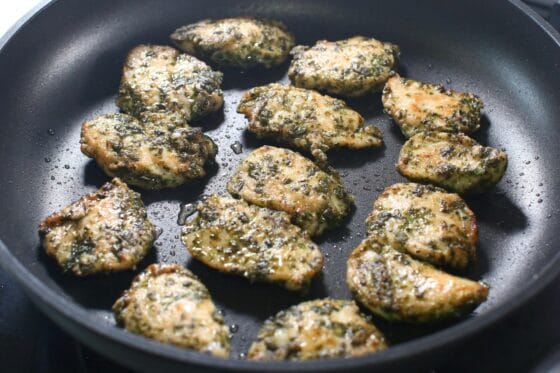 青のりをまぶしたささみをこんがりと焼く