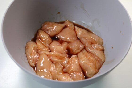 そぎ切りにしたささみに醤油と酒をもみ込む
