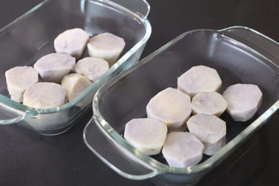 加熱した里芋を耐熱皿に重ならないように並べる