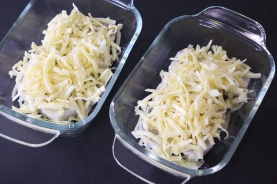 里芋に塩を振りピザ用チーズをのせる