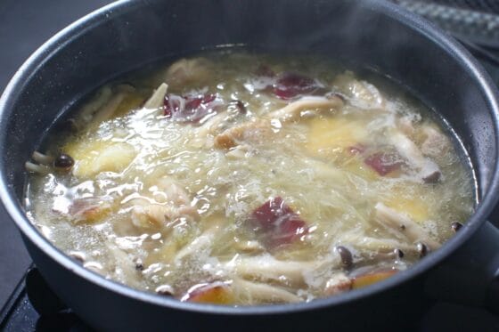 さつまいもを加えて煮込む