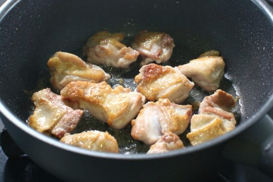 皮目をこんがり焼いた鶏もも肉