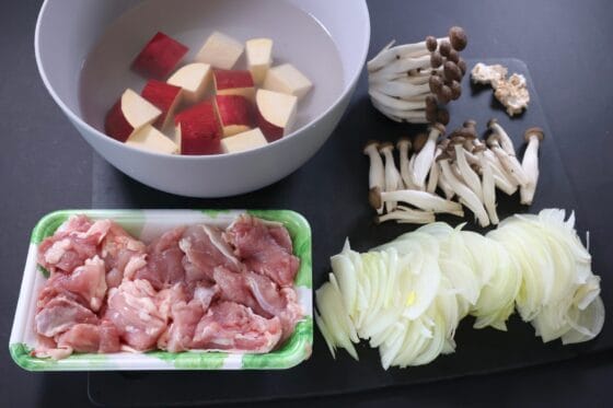 さつまいもカレーの材料を切りそろえる